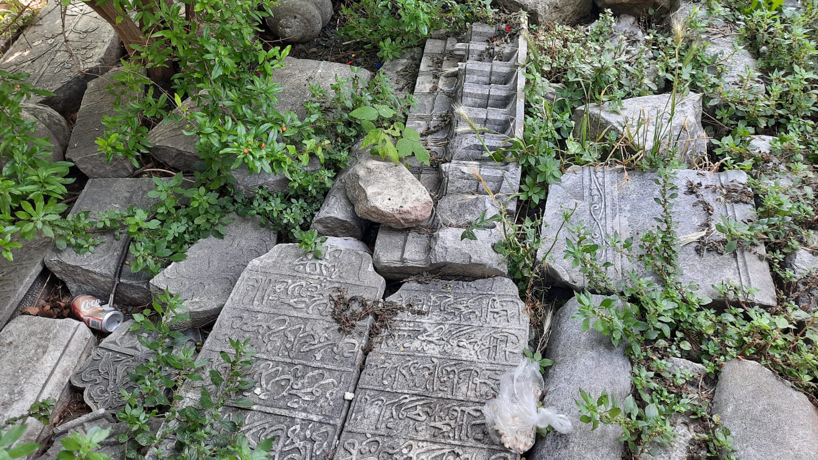 Tarihî hazire talan görmüş gibi